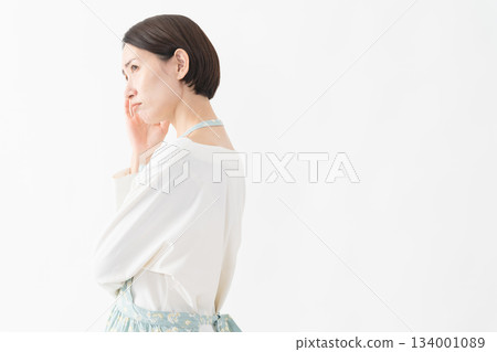 一位穿著圍裙的女士的生活方式圖片 一位穿著圍裙的女士的生活方式圖片 134001089