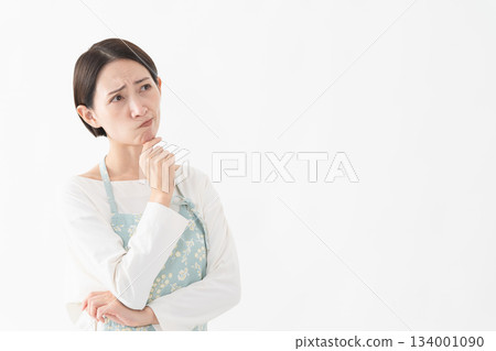 一位穿著圍裙的女士的生活方式圖片 134001090