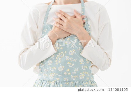 Woman wearing an apron Lifestyle image Woman wearing an apron Lifestyle image 134001105