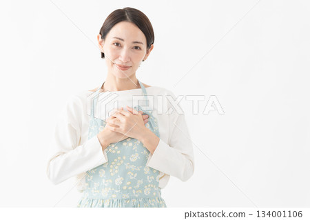 Woman wearing an apron Lifestyle image Woman wearing an apron Lifestyle image 134001106
