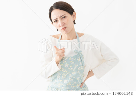 Woman wearing an apron Lifestyle image Woman wearing an apron Lifestyle image 134001148