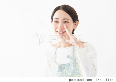 一位穿著圍裙的女士的生活方式圖片 一位穿著圍裙的女士的生活方式圖片 134001158