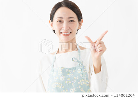 一位穿著圍裙的女士的生活方式圖片 134001204