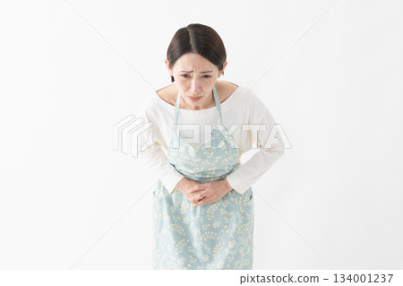 一位穿著圍裙的女士的生活方式圖片 134001237