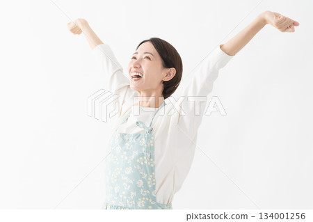 Woman wearing an apron Lifestyle image Woman wearing an apron Lifestyle image 134001256