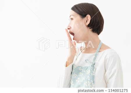一位穿著圍裙的女士的生活方式圖片 一位穿著圍裙的女士的生活方式圖片 134001275