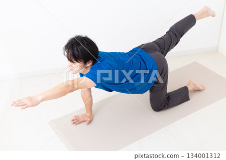 一位身穿T恤的中年男子正在帕多克進行肌肉訓練 134001312