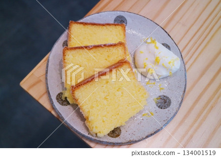 Pound cake slices with whipped cream 134001519