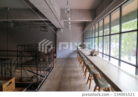 現代劇院內部設有基座和座位。 現代劇院內部設有基座和座位。 134001521