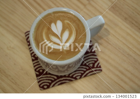白色杯子，杯口花卉藝術，杯子 134001523