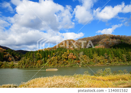 山形縣最上川壯麗景色:乘船逆流而上返回 山形縣最上川壯麗景色:乘船逆流而上返回 134001582