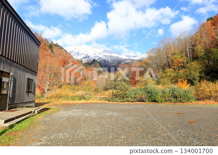 從田倉自由休息區看到的淺草岳的第一場雪。 從田倉自由休息區看到的淺草岳的第一場雪。 134001700