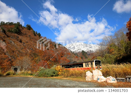 Asakusa-dake and the Tadami Line, covered with the first snow, as seen from the Tagokura free rest area 134001703