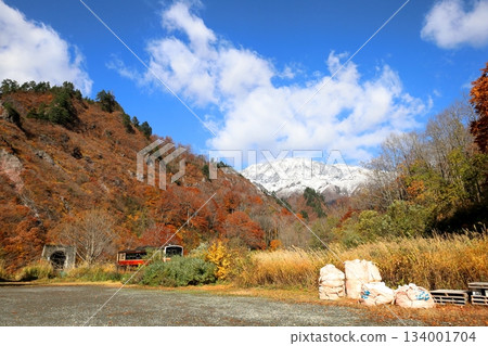 Asakusa-dake and the Tadami Line, covered with the first snow, as seen from the Tagokura free rest area 134001704