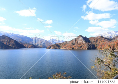 Lake Tagokura in autumn / Tadami Town, Minamiaizu District, Fukushima Prefecture 134001728