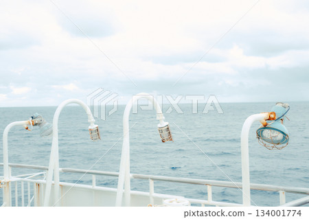 從渡輪甲板上可以欣賞到大海和藍天的景色。 從渡輪甲板上可以欣賞到大海和藍天的景色。 134001774