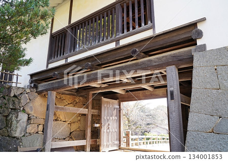 從太古門眺望滋賀、彥根、彥根城、天秤櫓和迴廊橋(放大圖,深秋) 從太古門眺望滋賀、彥根、彥根城、天秤櫓和迴廊橋(放大圖,深秋) 134001853