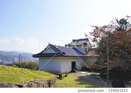 滋賀縣彥根市彥根城，從太古門向東南方向眺望天秤櫓（深秋） 134001855