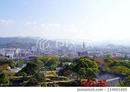 從城堡天守閣看到的滋賀、彥根、彥根城、正門、彥根站和野田山（東南方向）（深秋） 134001890
