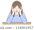 插圖描繪了一位手托下巴的女子和一位頭痛的女子 134001957