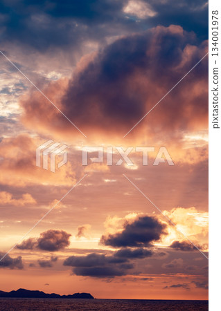 從渡輪上看到的日落和海面輪廓 134001978