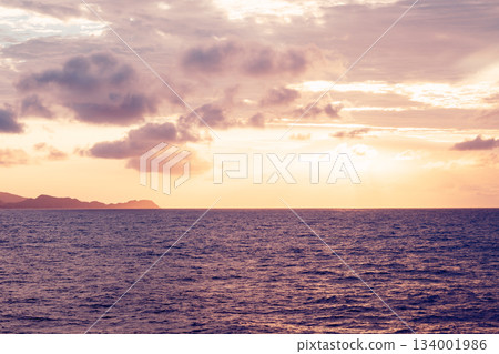 從渡輪上看到的日落和海面輪廓 從渡輪上看到的日落和海面輪廓 134001986