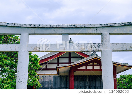 The tranquil atmosphere of Izumo Taisha Sakishima Main Shrine seen through the torii gate, Ishigaki Island The tranquil atmosphere of Izumo Taisha Sakishima Main Shrine seen through the torii gate, Ishigaki Island 134002003