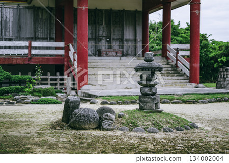 The tranquil scenery of Izumo Taisha Sakishima Honmiya Shrine, nestled in Shiraho, Ishigaki Island 134002004