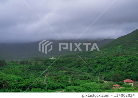 雨季天空下，那倉水壩周圍鬱鬱蔥蔥的山脈。 134002024