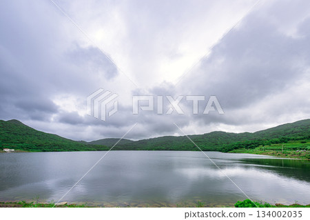 The scenery of Ishigaki Island, enveloped in deep greenery and silence at Nagura Dam during the rainy season The scenery of Ishigaki Island, enveloped in deep greenery and silence at Nagura Dam during the rainy season 134002035