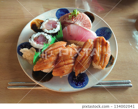 Today's recommended dish (Edomae nigiri) at a local sushi restaurant - boiled conger eel nigiri sushi and three kinds of tuna, plated 134002041