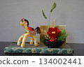 The year 2026 is the year of the horse, so we decorated it with a handcrafted horse. 134002441