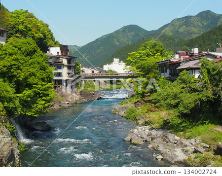 從岐阜縣郡上八幡市宮瀨橋上眺望清澈的吉田川，景色優美。 134002724
