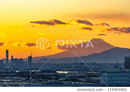 從川崎市東扇島眺望富士山 從川崎市東扇島眺望富士山 134003062