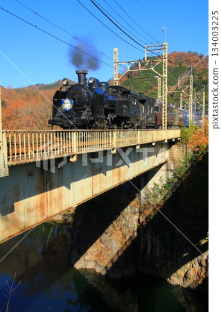 Crossing the Kinugawa Bridge in late autumn... [SL Taiju] No. 2 C11207 134003225