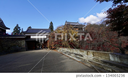 上田城的塔樓和秋色斑斕的落葉 上田城的塔樓和秋色斑斕的落葉 134003236