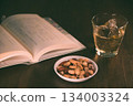 成人放鬆時光 | 威士忌、書籍和堅果，營造輕鬆的夜晚氛圍，閱讀和生活方式圖片 134003324