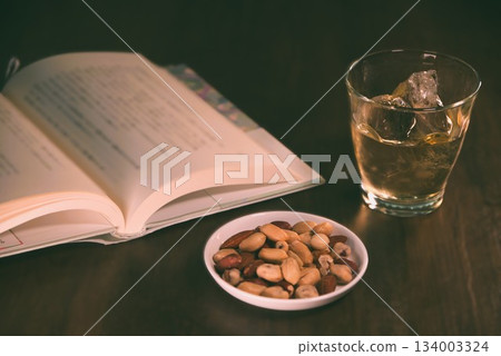 成人放鬆時光 | 威士忌、書籍和堅果,營造輕鬆的夜晚氛圍,閱讀和生活方式圖片 成人放鬆時光 | 威士忌、書籍和堅果,營造輕鬆的夜晚氛圍,閱讀和生活方式圖片 134003324