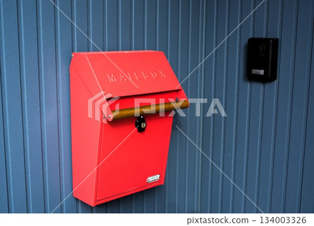 極簡主義設計的紅色郵箱和外牆,用於遞送、郵件和住房設施 極簡主義設計的紅色郵箱和外牆,用於遞送、郵件和住房設施 134003326