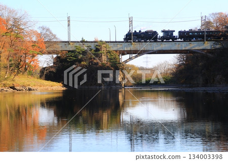 Crossing the Kinugawa Bridge in late autumn... [SL Taiju No. 5] C11207 134003398