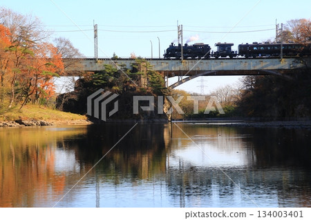 Crossing the Kinugawa Bridge in late autumn... [SL Taiju No. 5] C11207 134003401