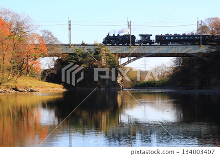 Crossing the Kinugawa Bridge in late autumn... [SL Taiju No. 5] C11207 134003407
