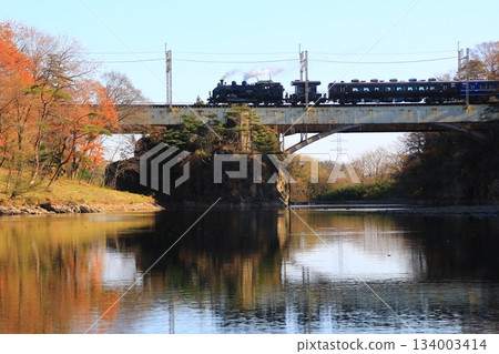 Crossing the Kinugawa Bridge in late autumn... [SL Taiju No. 5] C11207 134003414