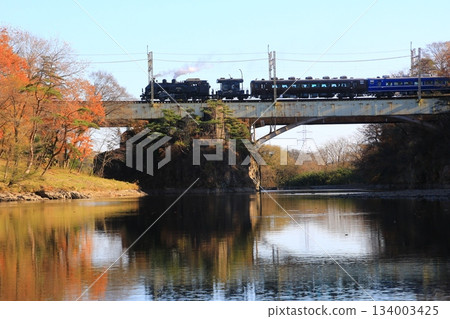 Crossing the Kinugawa Bridge in late autumn... [SL Taiju No. 5] C11207 134003425