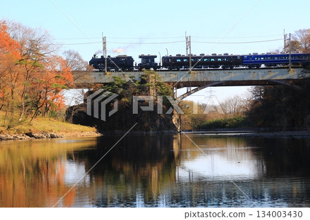 Crossing the Kinugawa Bridge in late autumn... [SL Taiju No. 5] C11207 134003430