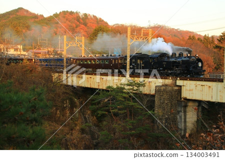 Late autumn evening glow... Crossing the Kinugawa Bridge [SL Taiju No. 6] C11207 134003491