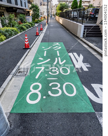 道路標線標示學校區域和時間 道路標線標示學校區域和時間 134004152