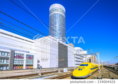 在日本橫濱的城市景觀中，這是難得一見的景象。新幹線、象徵好運的黃醫生雕像以及橫濱王子酒店盡收眼底。邁向幸福時代。 134004428