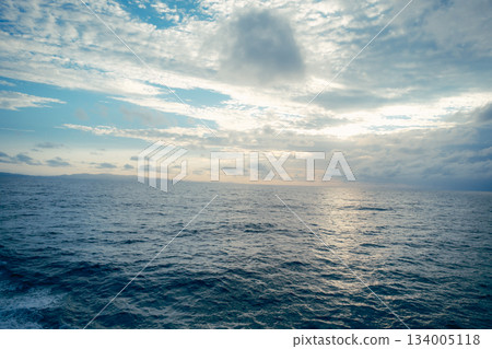 在海上日落 在海上日落 134005118