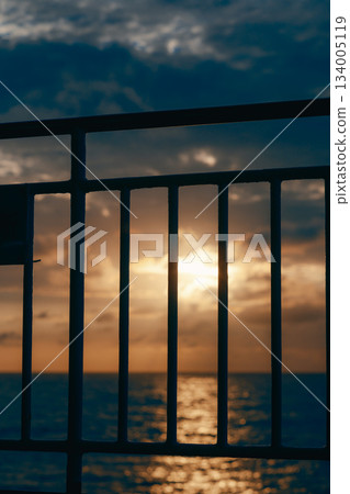 在海上日落 134005119